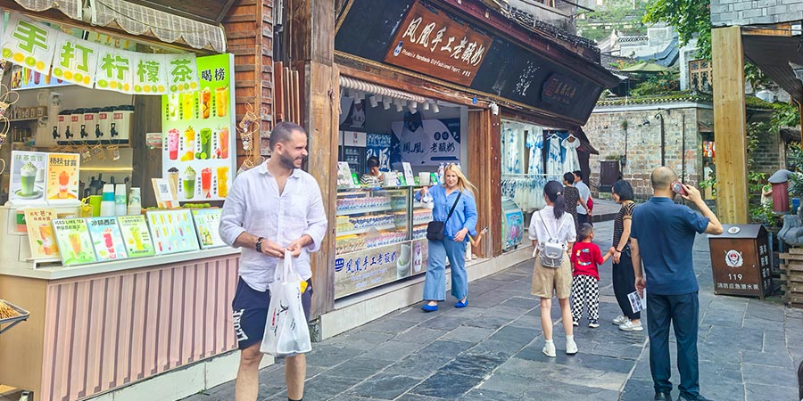 Stroll along Valleys in Fenghuang Ancient Town