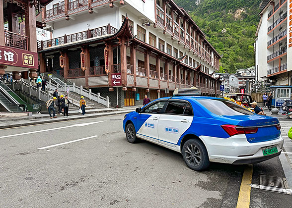 Taxi at East Gate of Zhangjiajie National Forest Park Taxi at East Gate of Zhangjiajie National Forest Park